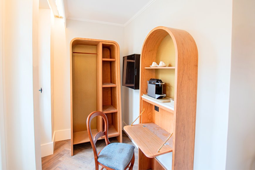 Bureau et dressing en bois naturel