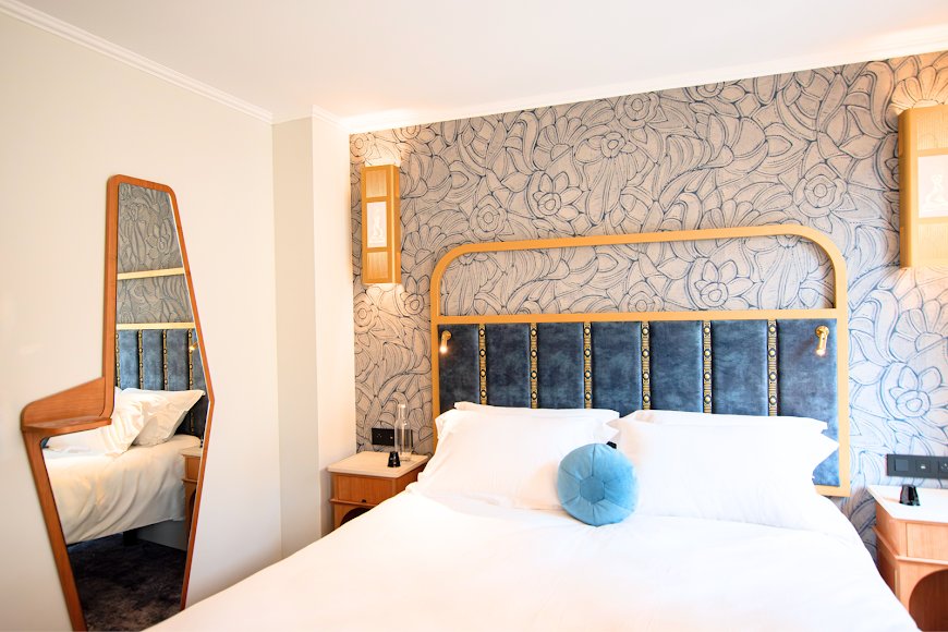 Chambre Supérieure, velours bleu et motifs floraux